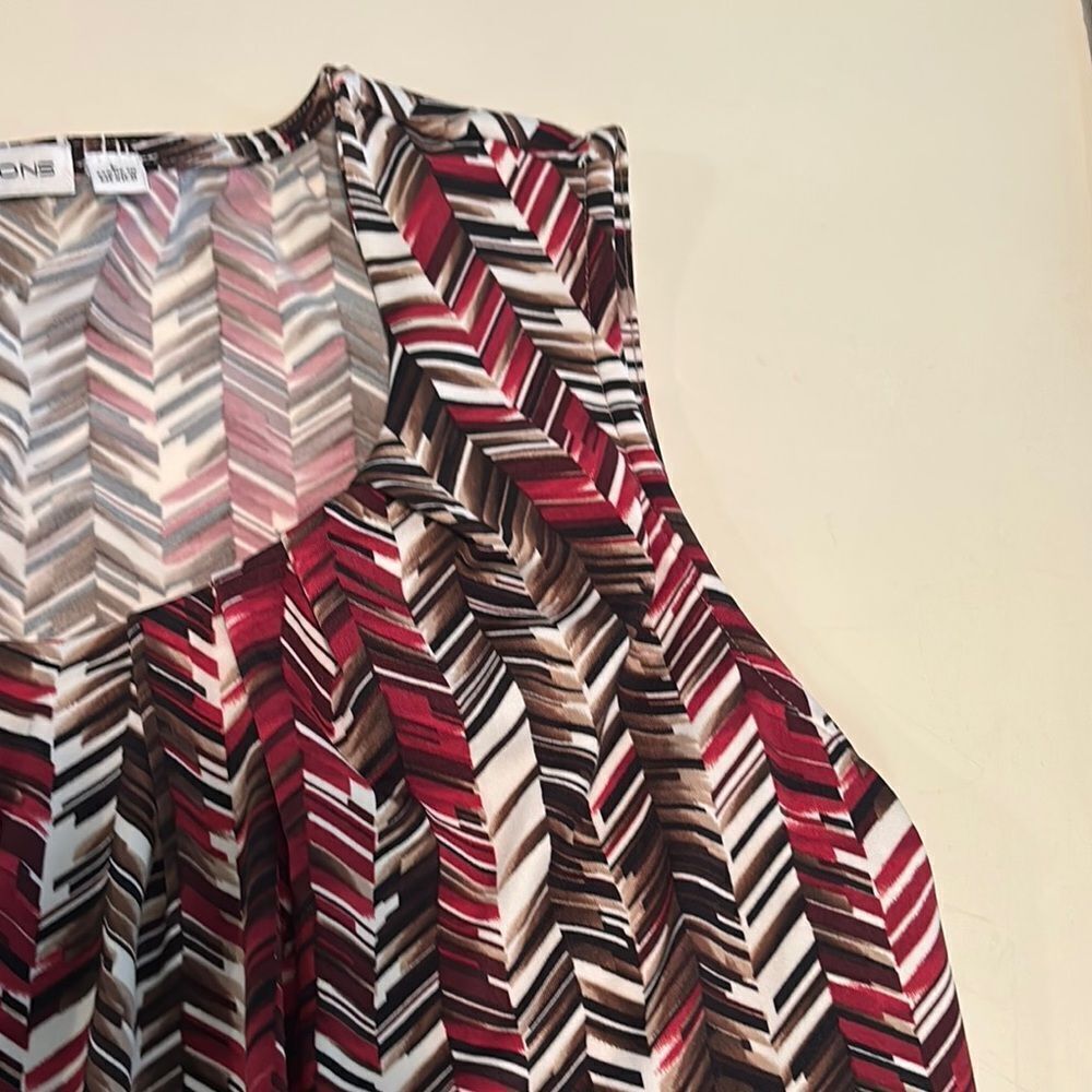 Chevron Pattern Sleeveless Top - Picture 4 of 5